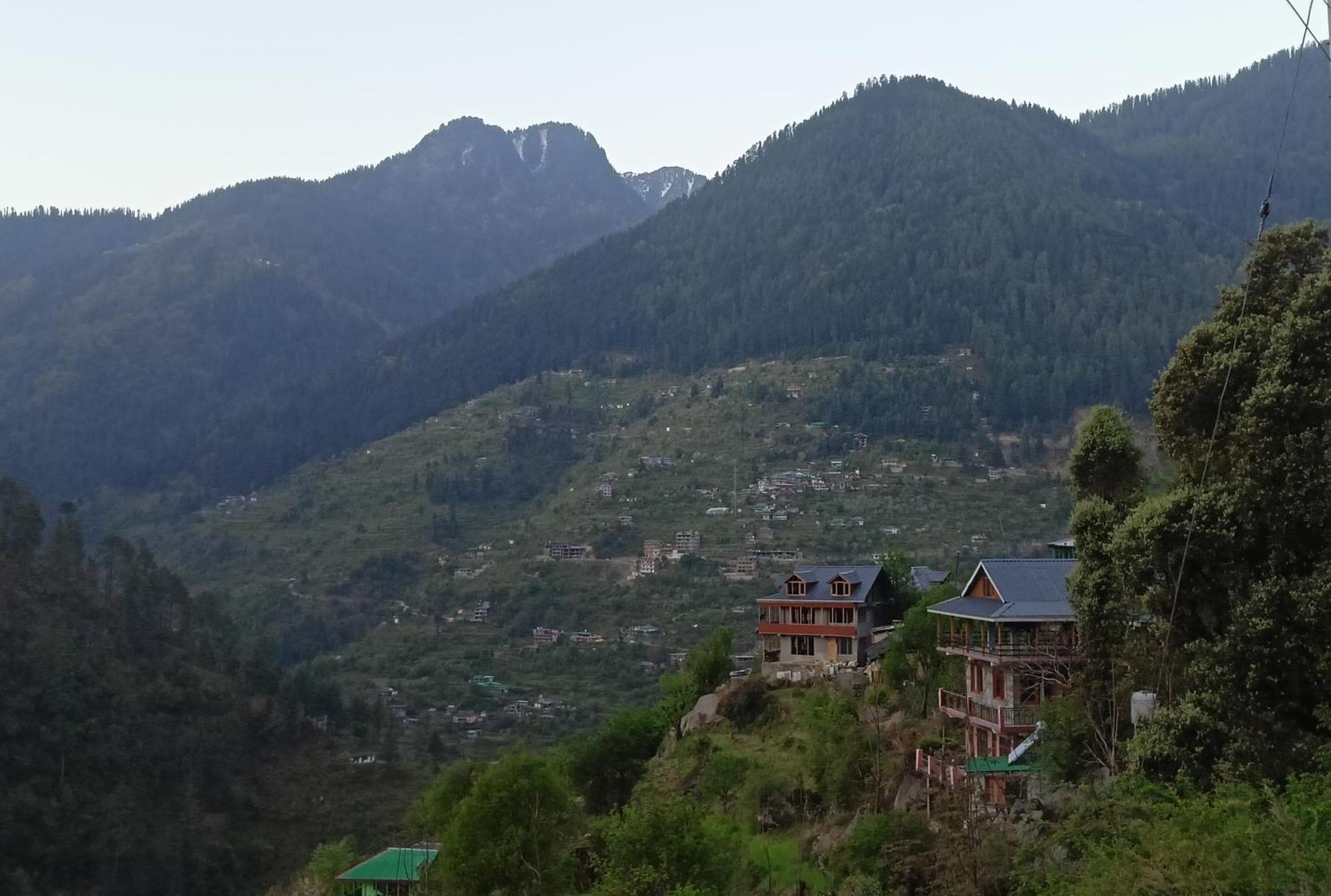 Tirthan Hilltop Home Stay Banjār المظهر الخارجي الصورة
